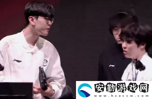 LPL現(xiàn)場女粉毆打工作人員