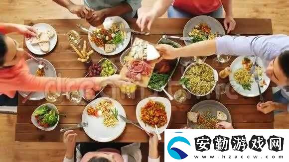吃飯時某處緊密連接在一起視頻
