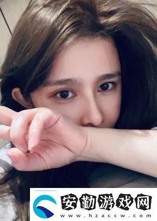 美女主播直播間展示演技哭訴自己兒時(shí)遭遇稱(chēng)窮怕了希望大家打賞
