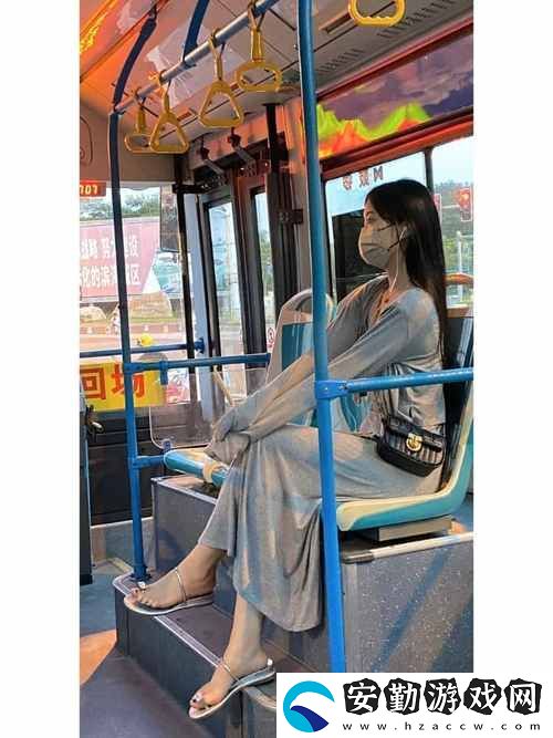 只穿一件外套坐公交車