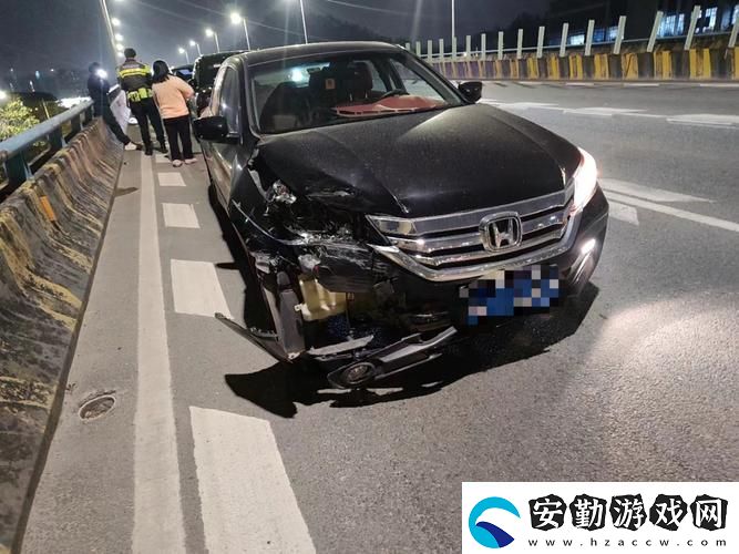 在車?yán)锉蛔擦税舜?></p><p>這位被撞的網(wǎng)友表示，他的車在過去的幾年里，先后經(jīng)歷了八次不同程度的碰撞。有些是輕微的刮擦，有些則是導(dǎo)致車輛損壞的嚴(yán)重碰撞。無論是哪一種情況，這樣的經(jīng)歷無疑給他帶來了不小的困擾和損失。對此，網(wǎng)友們紛紛留言，有人調(diào)侃“這真是強(qiáng)大的磁場呀”，也有人表示同情，覺得這樣的運(yùn)氣實(shí)在不太好。</p><p>在具體的案例中，這位網(wǎng)友回憶起第一次被撞的情景，那是一個(gè)陰雨綿綿的下午。他在繁忙的市中心開車，突然一輛車從側(cè)面闖了出來，直接撞向了他的車。當(dāng)時(shí)他愣住了，心中暗想：“難道這就是命運(yùn)的開始？”此后的每一次碰撞都在悄然到來：有的是因?yàn)楹蠓杰囕v輕微追尾，有的是在停車場錯位駕駛，甚至還遇到過酒駕者造成的嚴(yán)重碰撞。</p><p>常常有人會問，在車?yán)锉蛔擦税舜芜@件事，是不是該重檢一下自己駕駛的能力或者選擇的開車路線。對此，這位網(wǎng)友表示，他對自己的駕駛技術(shù)相對自信，但也不得不承認(rèn)，周圍的駕駛環(huán)境和其他司機(jī)的行為也影響了他的行車安全。在經(jīng)歷了這么多次碰撞后，他的心態(tài)逐漸從憤怒轉(zhuǎn)變?yōu)榈?，甚至?xí)蚺笥芽湟@種“豐富”的安全駕駛經(jīng)歷。</p><p>網(wǎng)友們對此表示各有各的看法。有的人提議，是否可以通過改變行車路線，避開交通繁忙的地段，來減少碰撞的概率；也有人建議加強(qiáng)道路安全教育，提高駕駛員的道路安全意識。無論如何，在車?yán)锉蛔擦税舜芜@件事情，確實(shí)讓人感到惋惜。</p><p>隨著社交媒體的發(fā)達(dá)，這位網(wǎng)友的經(jīng)歷引發(fā)了大量的討論和關(guān)注，許多人開始分享自己在交通方面的奇聞異事，形成了一股“撞車文化”。在某種程度上，這些分享不僅讓大家開懷大笑，也讓人們更加重視行車安全的意識。</p><p>最終，在車?yán)锉蛔擦税舜蔚慕?jīng)歷，成了網(wǎng)友們閑聊時(shí)的一個(gè)愉快話題。盡管這種經(jīng)歷并不是每個(gè)人都想要的，但網(wǎng)友們卻在這個(gè)過程中發(fā)現(xiàn)了幽默的一面，反而讓人覺得生活中有趣的事物無處不在?；蛟S，在這樣的生活中，碰撞并不是最重要的，重要的是我們?nèi)绾蚊鎸突膺@些遭遇，讓生活依然充滿樂趣。</p>            </div>
        </div>
        <div   id=