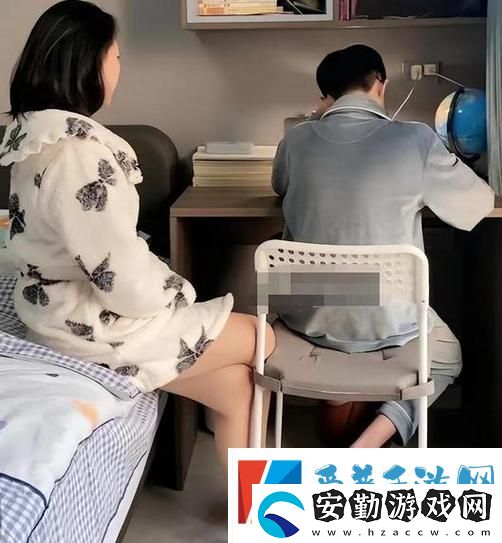 陪讀裝睡被后面滑進(jìn)來(lái)
